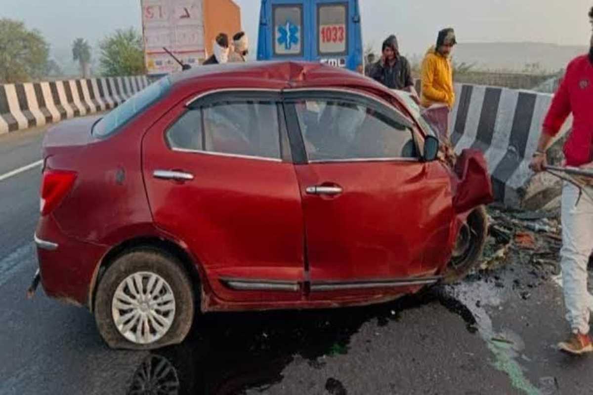 जानलेवा कोहरा; डिवाइडर से टकराई कार, तीन की मौत